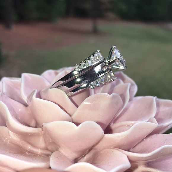 ⛔️sold⛔️Lovely 3 Piece Bridal Ring Set - Size 8 - Picture 2 of 4